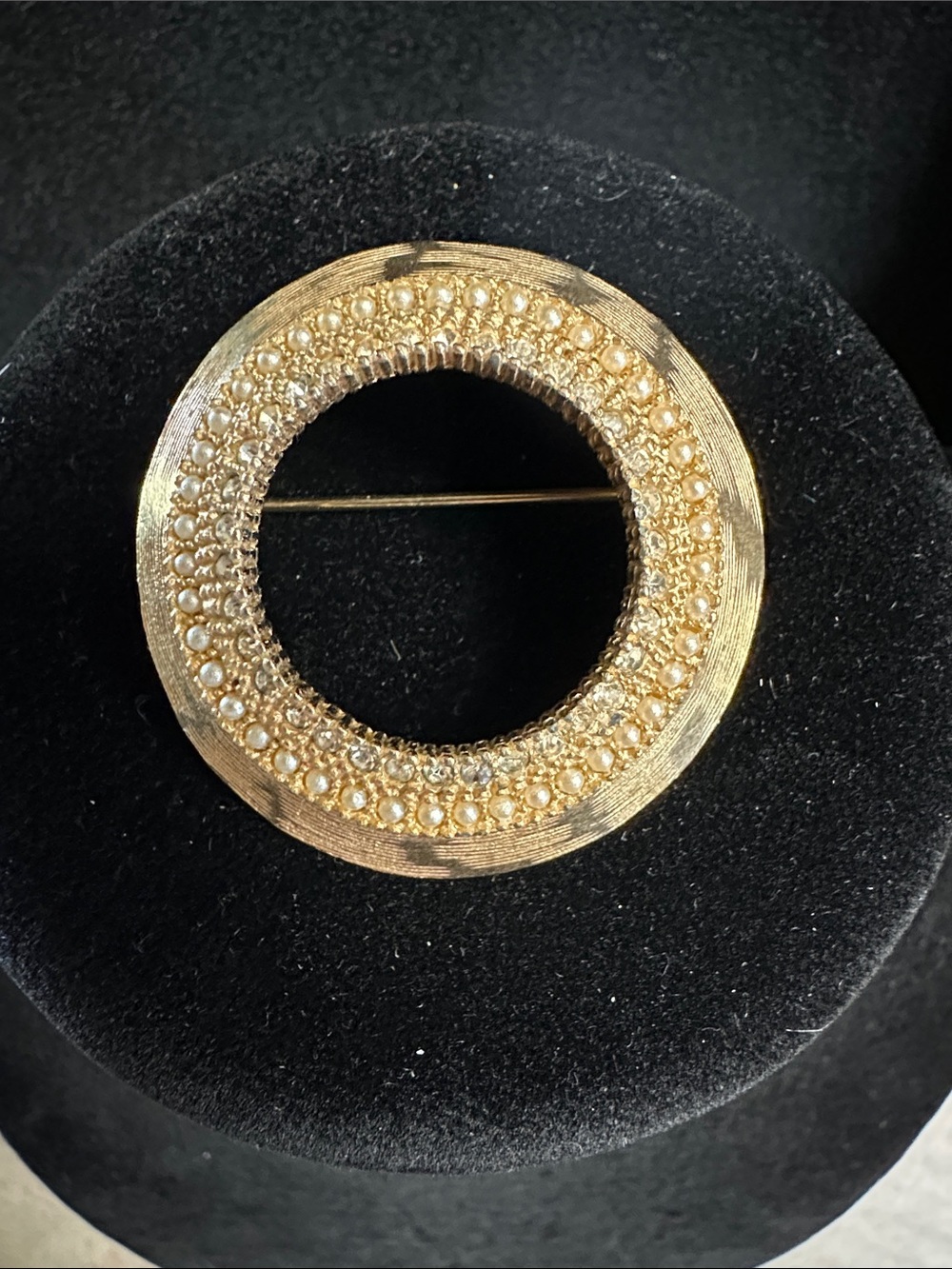 Vintage Unbranded Gold-Tone Circular Pin Brooch with Pearl Accents